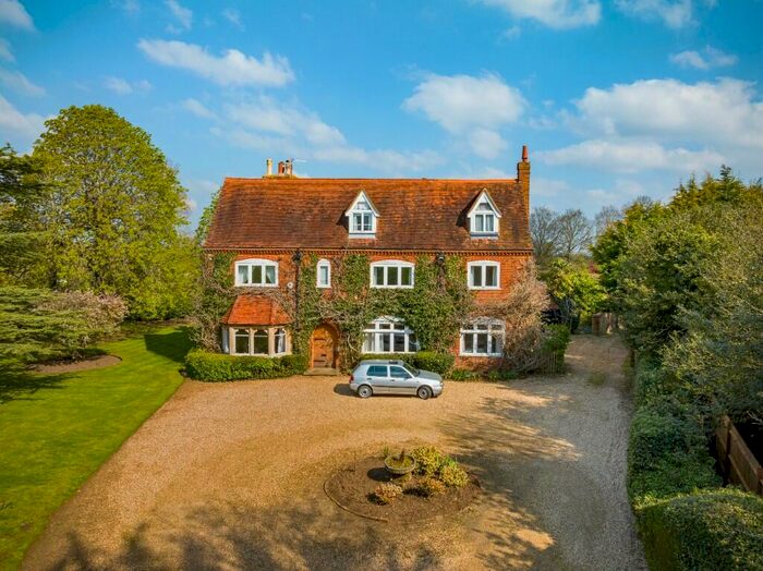 5 Bedroom Detached House To Rent In Vicarage Lane, GU23