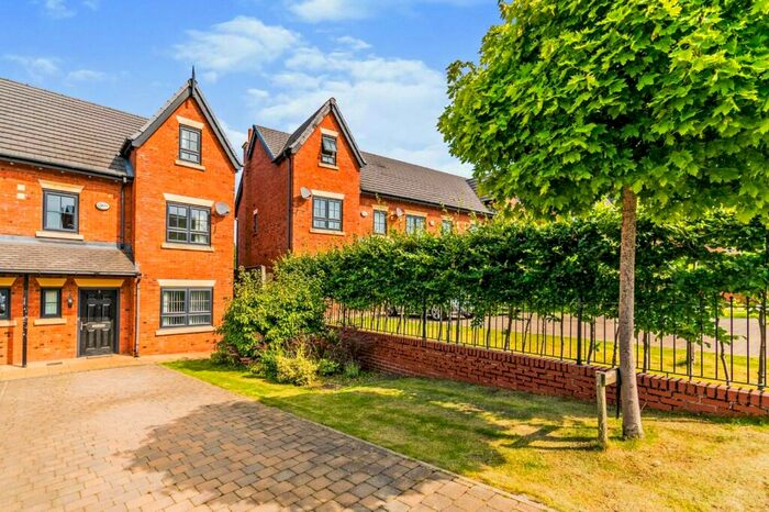 End Of Terrace House To Rent In The Fairways, Dukinfield, Greater Manchester, SK16