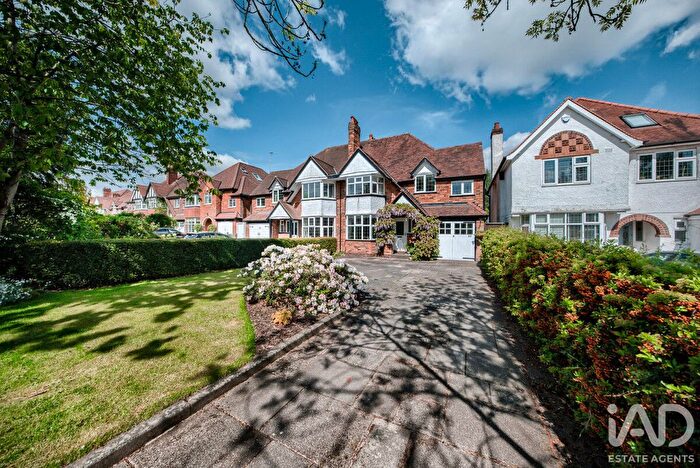 4 Bedroom Semi-Detached House For Sale In Sharmans Cross Road, Solihull, B91