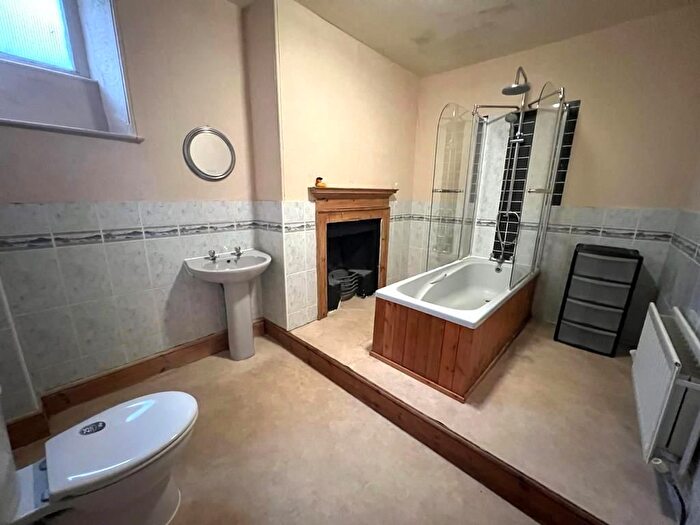 3 Bedroom Flat To Rent In Queen Street, Aberystwyth, SY23