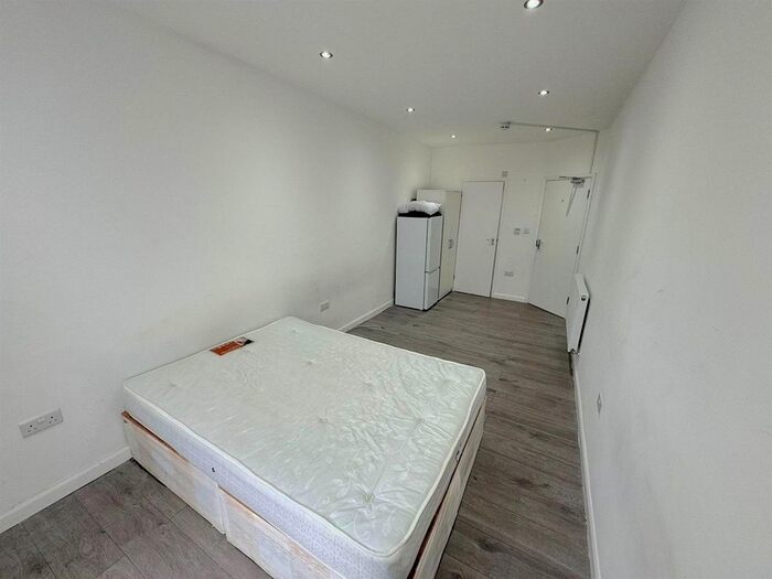 1 Bedroom Flat To Rent In Catherine Gardens, Hounslow, TW3