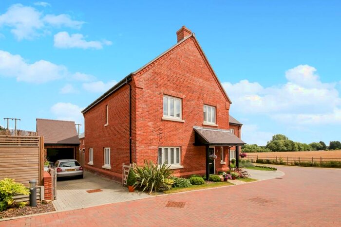 4 Bedroom Semi-Detached House To Rent In Hart Walk, Upper Heyford, OX25