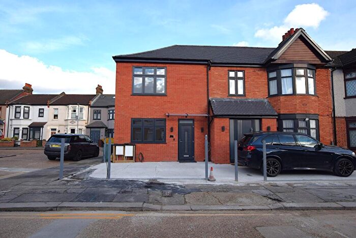 3 Bedroom End Of Terrace House To Rent In Tenby Road, Romford, RM6