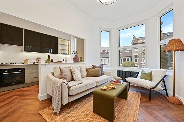 1 Bedroom Flat For Sale In Warbeck Road, London, W12
