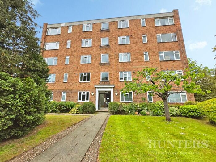 3 Bedroom Flat To Rent In Shotfield, Wallington, SM6