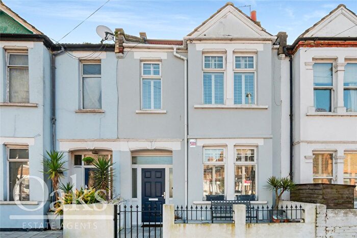 3 Bedroom Terraced House For Sale In Lydden Grove, Wandsworth, SW18