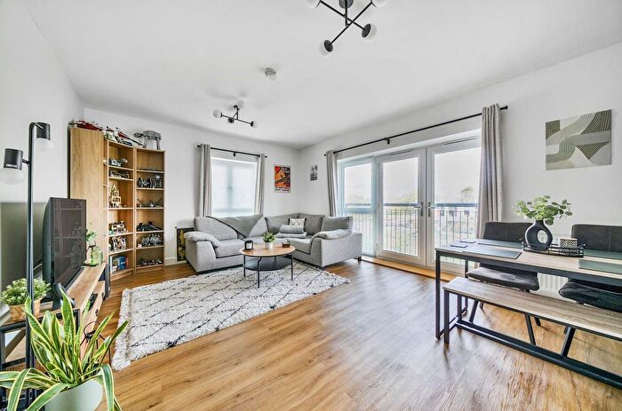 2 Bedroom Flat For Sale In Nottingham Drive, Kings Hill, West Malling, ME19