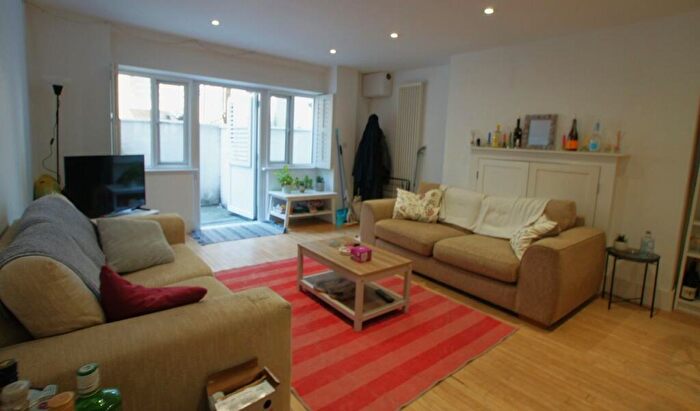 3 Bedroom Flat To Rent In Balham High Road, London, SW12