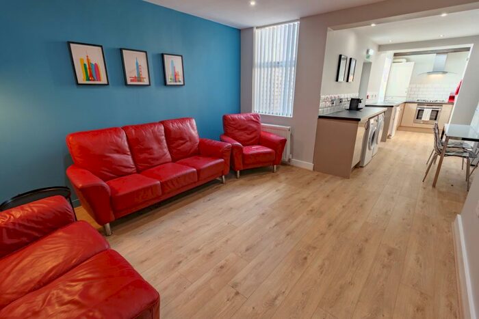 6 Bedroom Terraced House To Rent In Romer Road, L6