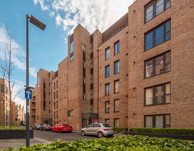 3 Bedroom Flat To Rent In Brandfield Street, Edinburgh, EH3