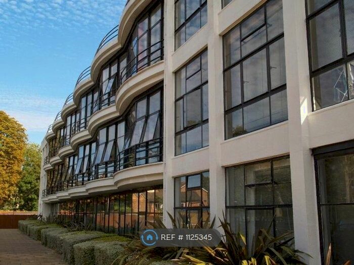 2 Bedroom Flat To Rent In Pioneer Centre, London, SE15