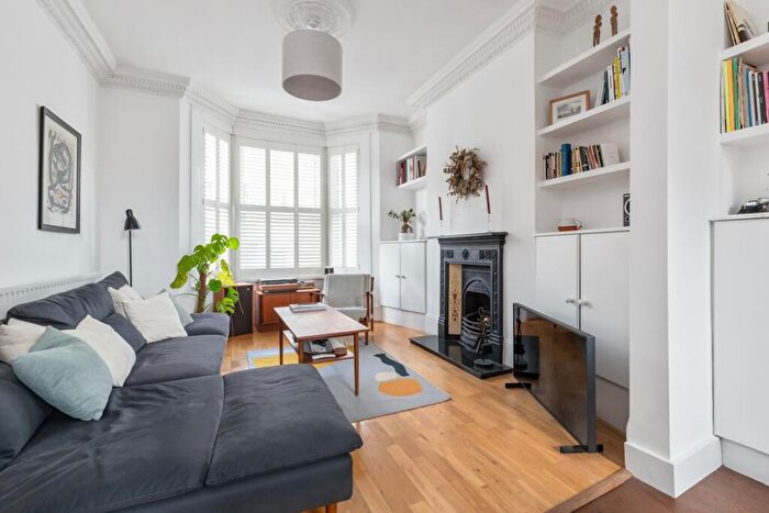 3 Bedroom Flat To Rent In Ivanhoe Road, SE5