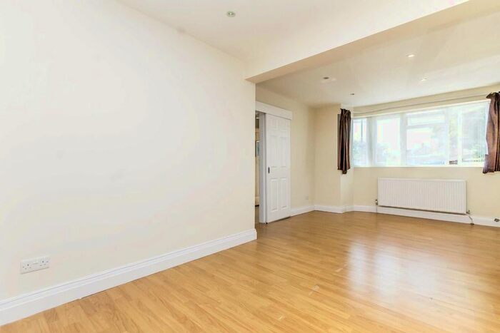 3 Bedroom Property To Rent In Woodhouse Avenue, Perivale, Greenford, UB6