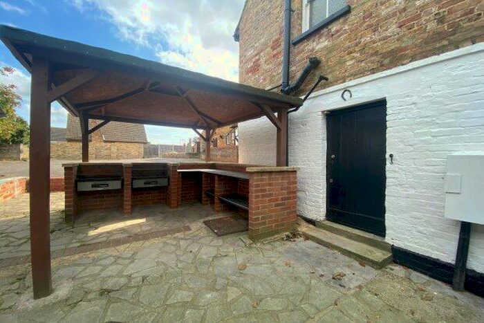 2 Bedroom Flat To Rent In High Street, Sittingbourne, ME9