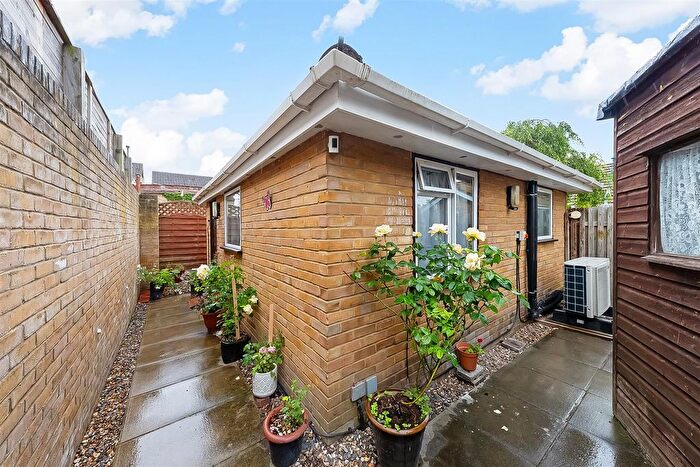 1 Bedroom Detached Bungalow For Sale In Carew Road, Wallington, SM6