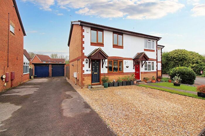 3 Bedroom Semi-Detached House For Sale In Isis Close, Aylesbury, HP21