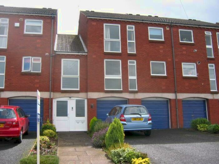 2 Bedroom Apartment To Rent In Princess Crescent, Halesowen, West Midlands, B63