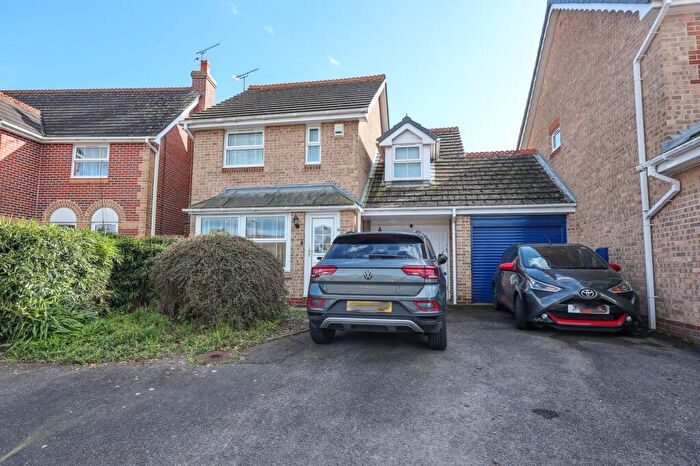 3 Bedroom Link Detached House For Sale In Howard Avenue, Burgess Hill, RH15