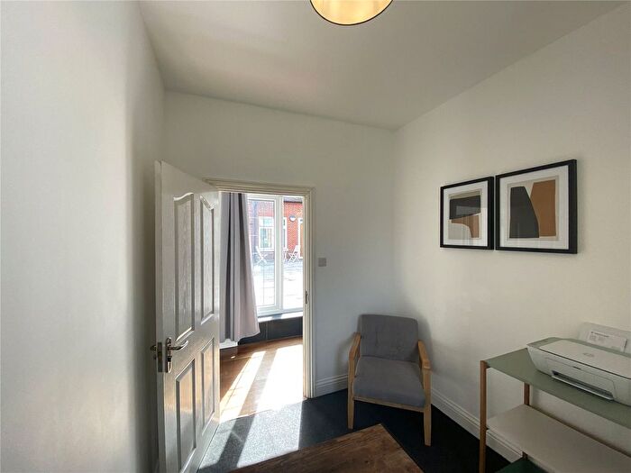 3 Bedroom Flat To Rent In Queens Road, Weybridge, Surrey, KT13