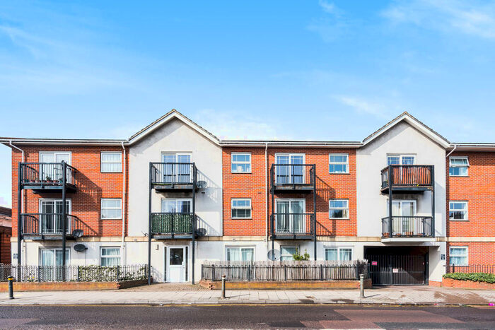 2 Bedroom Flat To Rent In Croydon Road, Beckenham, BR3