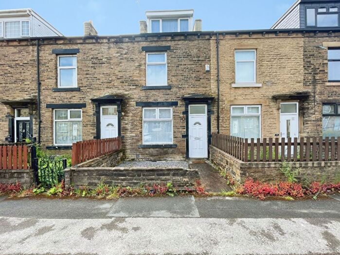 3 Bedroom Terraced House For Sale In Woodhall Terrace. Bradford, BD3