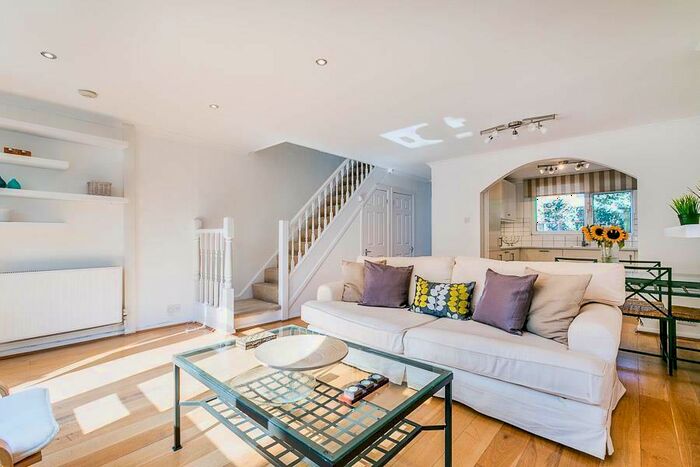 3 Bedroom Flat To Rent In Parkgate Road, SW11