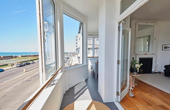 2 Bedroom Apartment To Rent In Kingsway, Hove, BN3