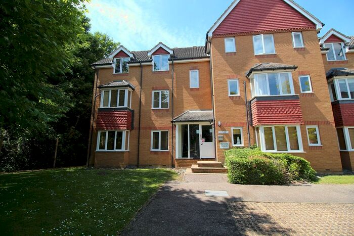 2 Bedroom Flat To Rent In Redoubt Close, Hitchin, SG4