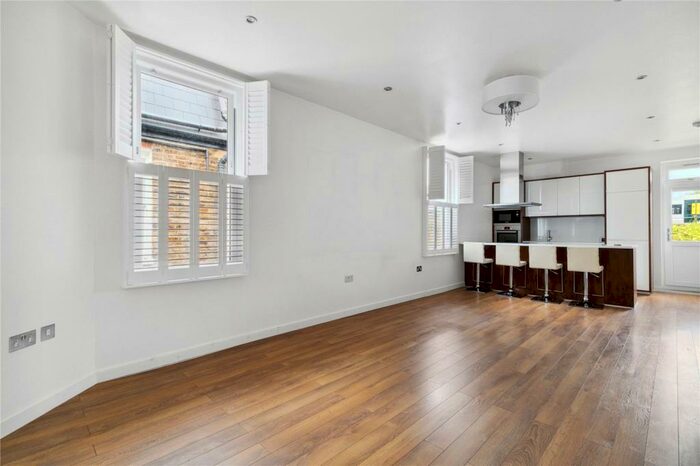 3 Bedroom Maisonette To Rent In Oakmead Road, London, SW12
