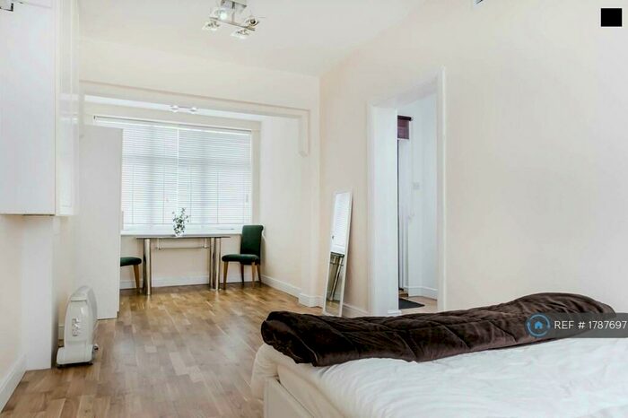 1 Bedroom Flat To Rent In Highfield Gardens, London, NW11