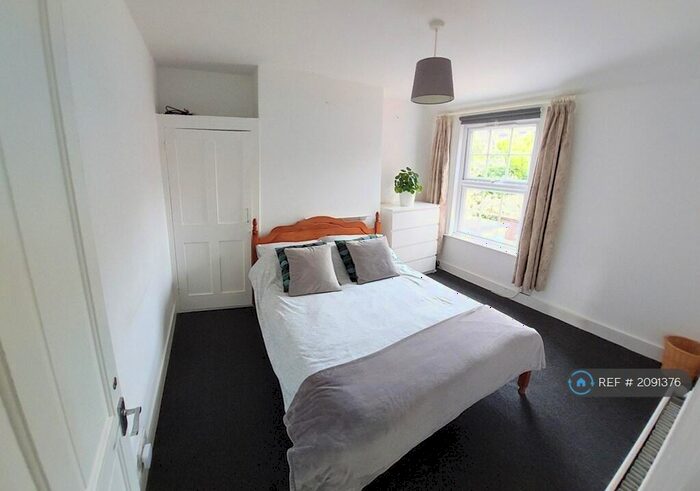 2 Bedroom Flat To Rent In Boundary Road, Newbury, RG14