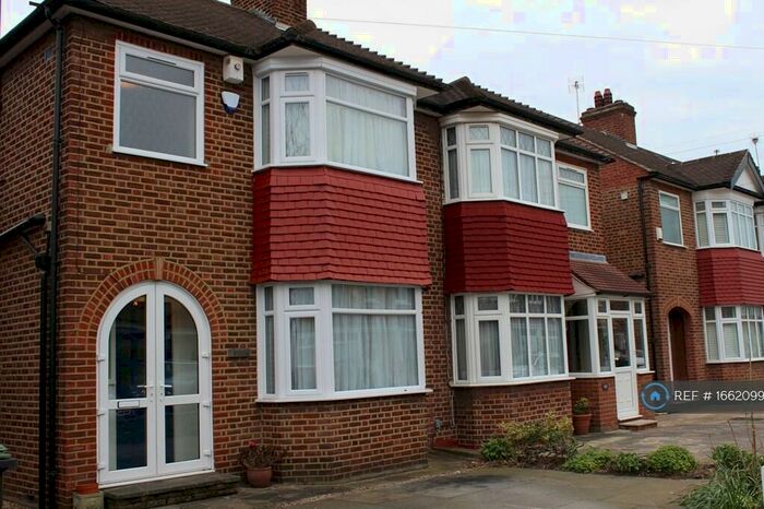 3 Bedroom Semi-Detached House To Rent In Amberley Road, Enfield, EN1