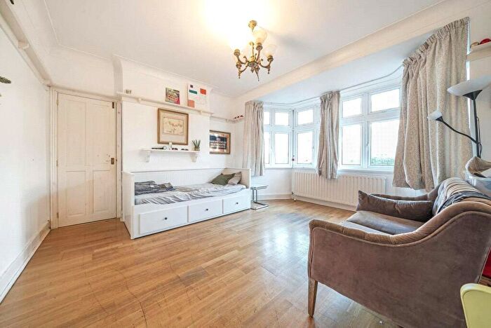 6 Bedroom Link Detached House For Sale In The Crossways, Wembley, HA9