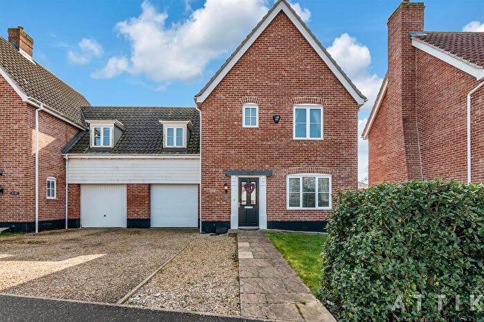 3 Bedroom Semi-Detached House For Sale In Sterlet Grove, Mulbarton, Norwich, NR14