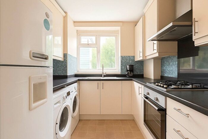 3 Bedroom Flat For Sale In Macfarlane Road, Shepherds Bush, London, W12