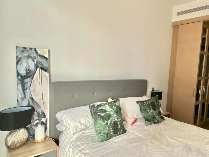 2 Bedroom Flat To Rent In Viaduct Gardens, Nine Elms, London, SW11