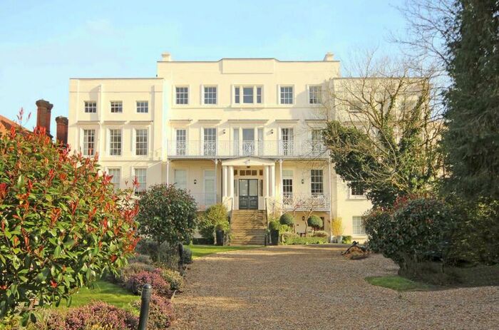 1 Bedroom Flat To Rent In Hampton Court Road, Hampton Court, KT8