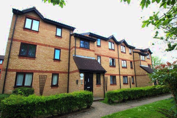 2 Bedroom Flat To Rent In Courtlands Close, Watford, WD24