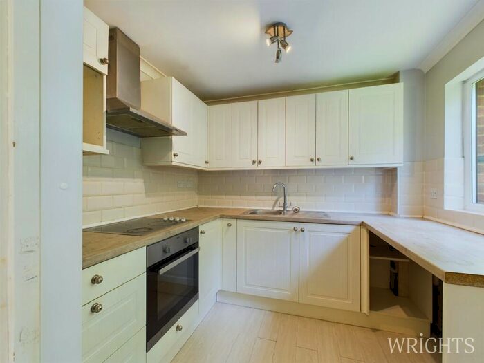 2 Bedroom Apartment For Sale In Tudor Close, Hatfield, AL10