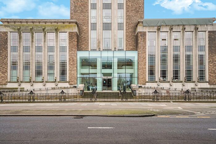 1 Bedroom Flat To Rent In Great West Road, Brentford, TW8