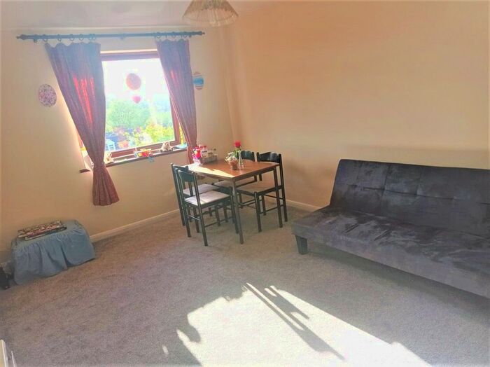 2 Bedroom Flat To Rent In Tippett Rise, Reading, RG2