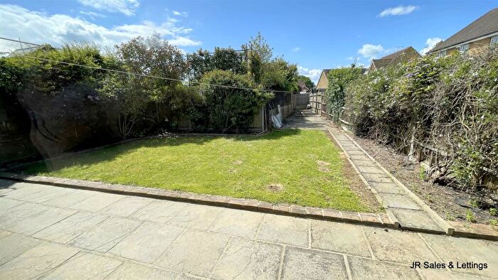 2 Bedroom Detached Bungalow For Sale In Hammondstreet Road, West Cheshunt, EN7