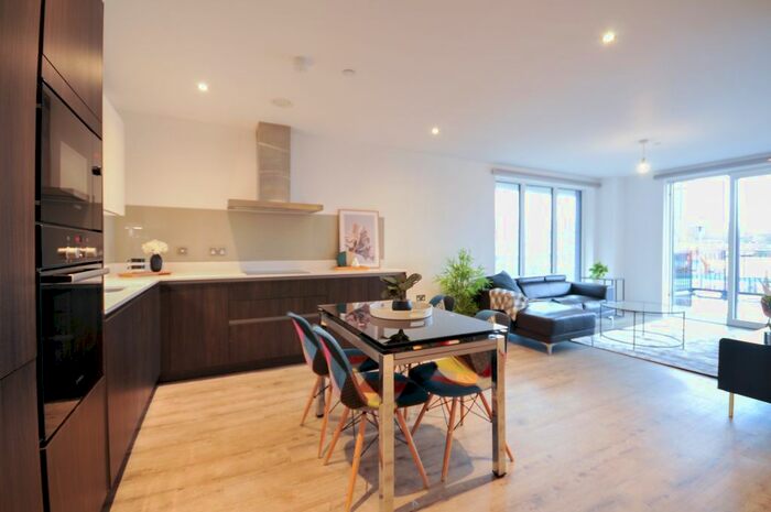 3 Bedroom Flat To Rent In Lockgate Square, Salford, M5