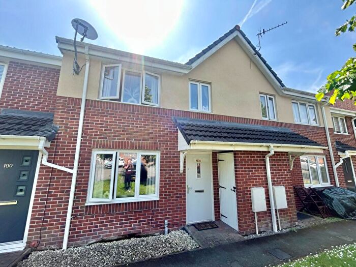 2 Bedroom House To Rent In Carrfield, Hyde, Cheshire, SK14