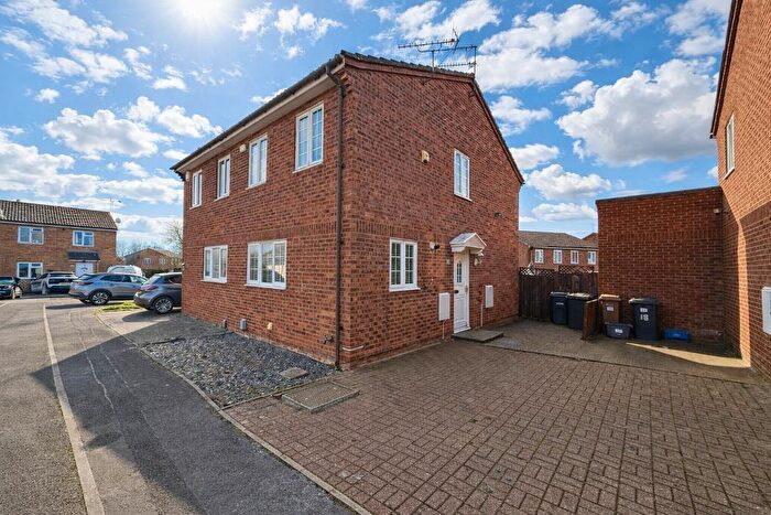 3 Bedroom Semi Detached House For Sale In Tanfield Green, Wigmore, Luton, Bedfordshire, LU2