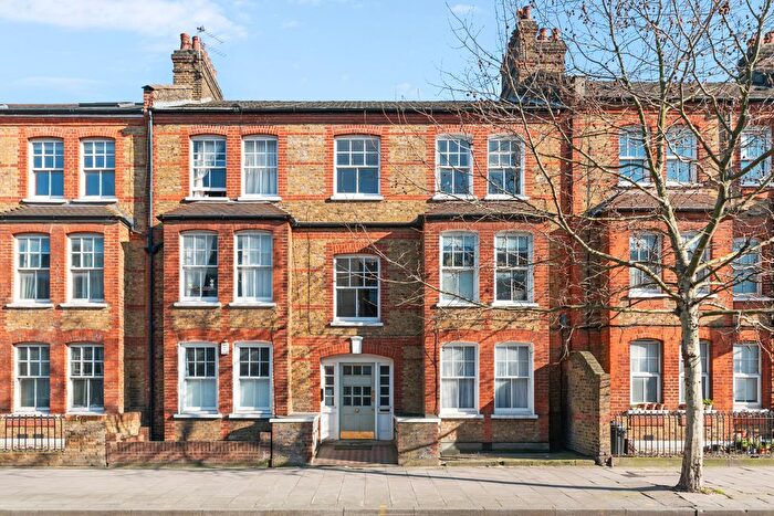 2 Bedroom Flat To Rent In Queenstown Road, Battersea, SW8