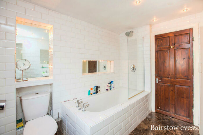 2 Bedroom House To Rent In Goldsmith Road, Walthamstow, E17