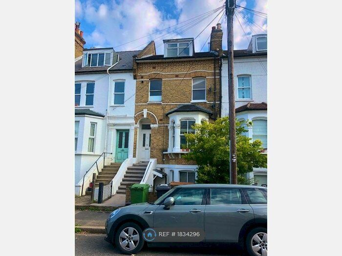 3 Bedroom Flat To Rent In Whiteley Road, London, SE19