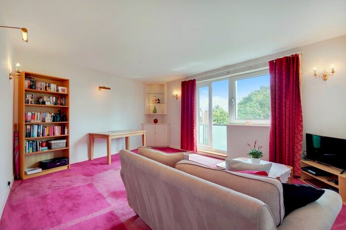 2 Bedroom Flat To Rent In Princes Way, London, SW19