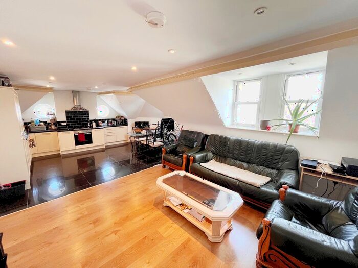 2 Bedroom Flat To Rent In New Road, Portsmouth, PO2